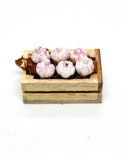 Caja de madera con ajos miniatura