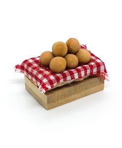 Caja de madera con huevos