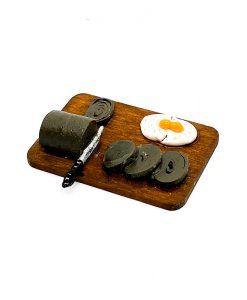 Miniatura de tabla de madera con huevos y pastel