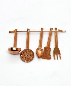 Colgador con utensilios de cocina en miniatura