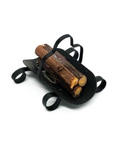 Leñero de metal con madera en miniatura