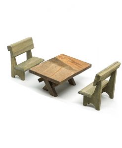 Mesa con bancos de madera en miniatura