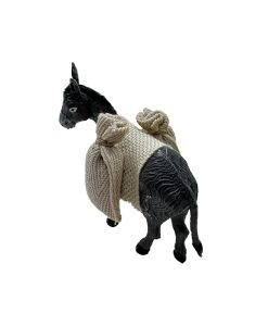 Burra con sacos de tela para belén